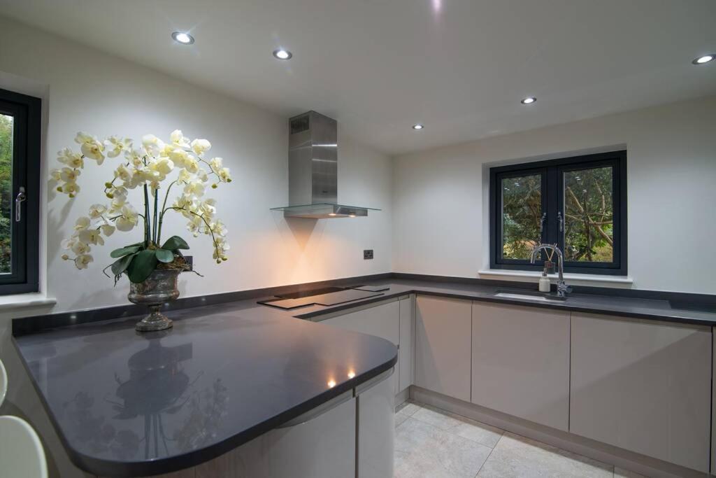 Villa Luxury Coach House Next To Woodland In Knutsford Extérieur photo