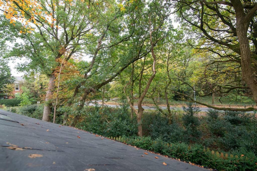 Villa Luxury Coach House Next To Woodland In Knutsford Extérieur photo