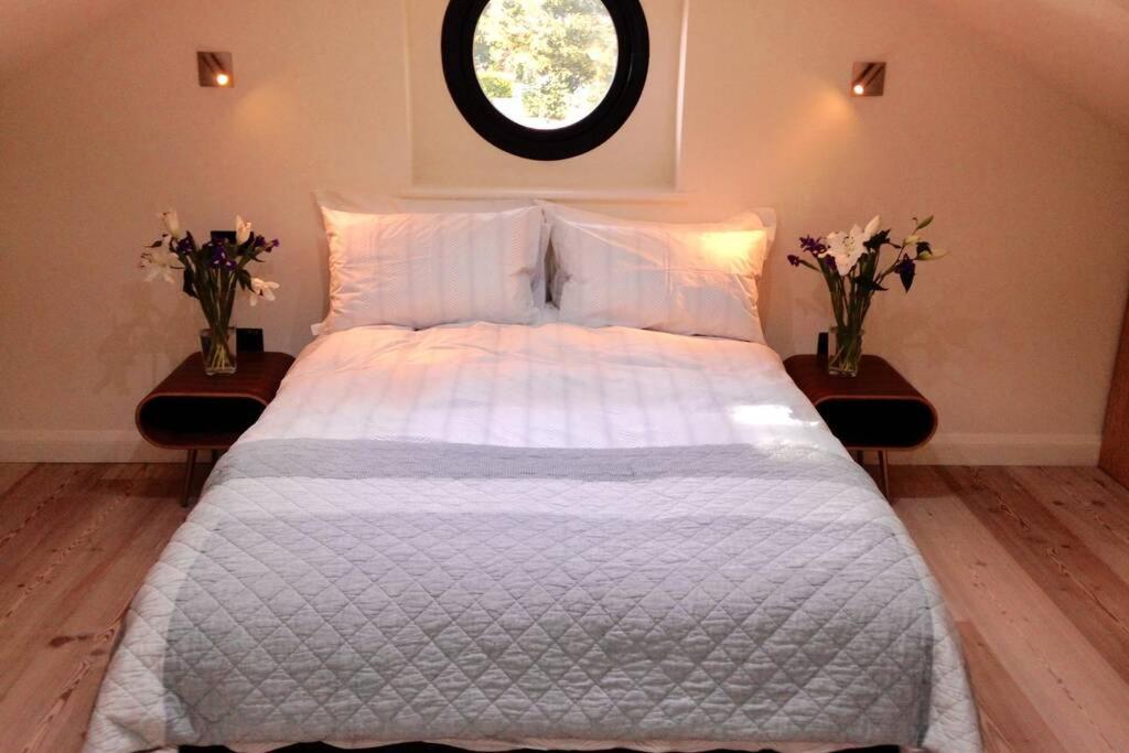 Villa Luxury Coach House Next To Woodland In Knutsford Extérieur photo