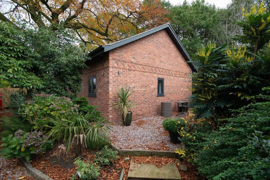 Villa Luxury Coach House Next To Woodland In Knutsford Extérieur photo