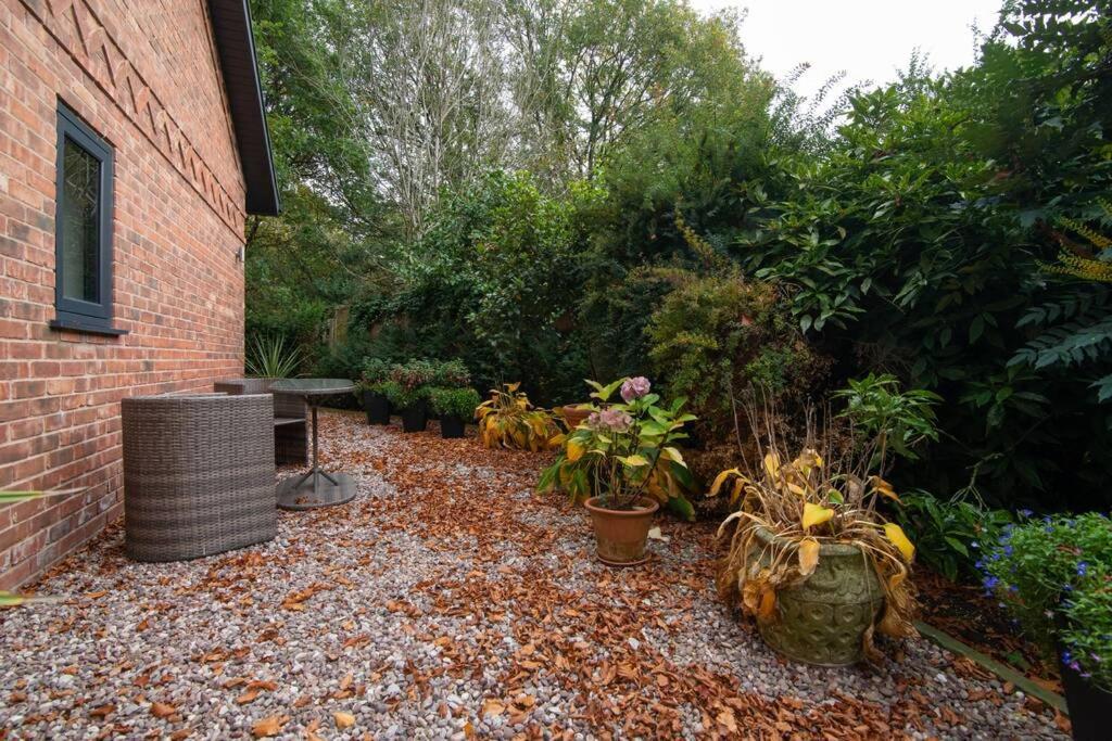 Villa Luxury Coach House Next To Woodland In Knutsford Extérieur photo