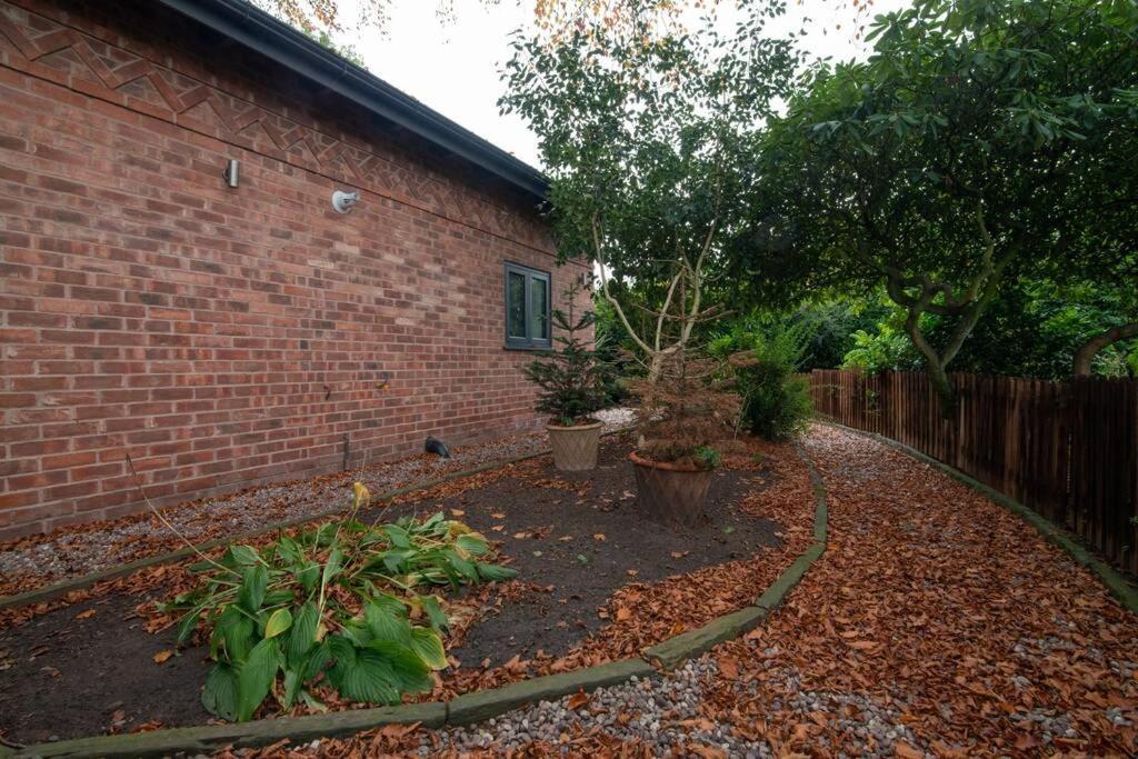 Villa Luxury Coach House Next To Woodland In Knutsford Extérieur photo