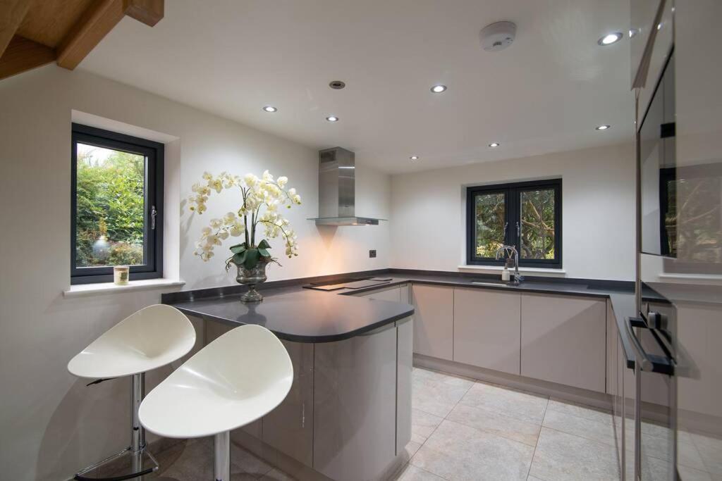 Villa Luxury Coach House Next To Woodland In Knutsford Extérieur photo