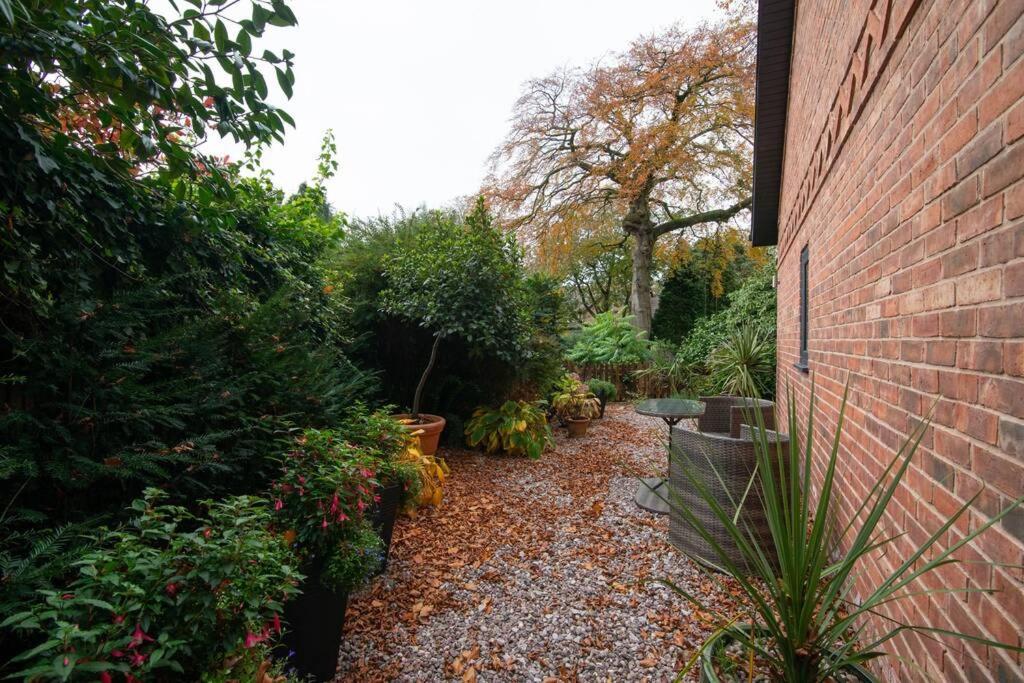 Villa Luxury Coach House Next To Woodland In Knutsford Extérieur photo