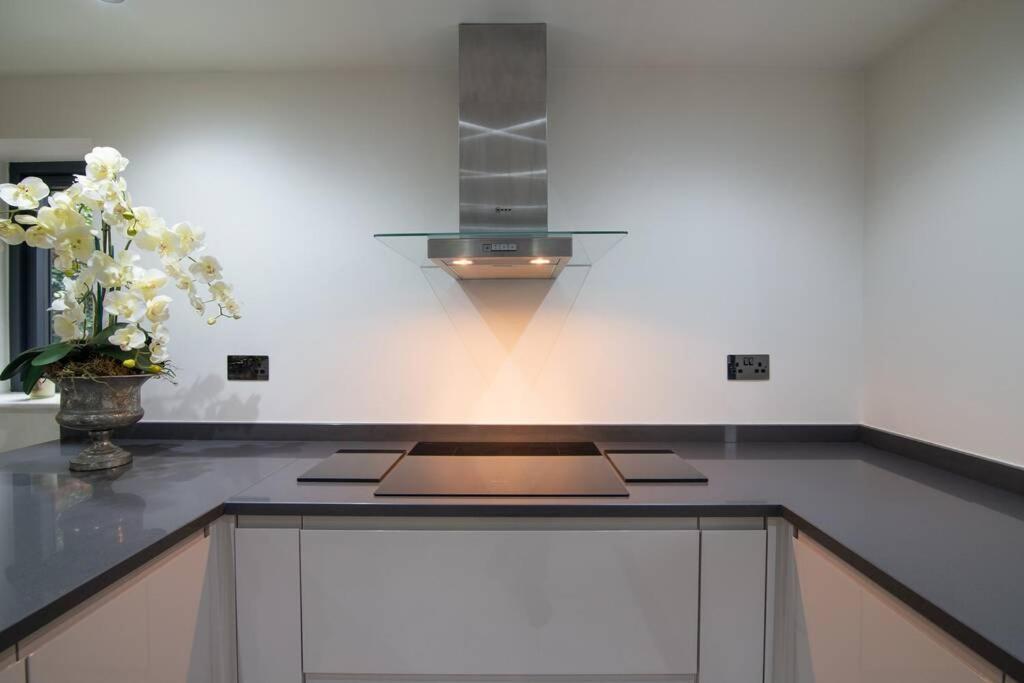 Villa Luxury Coach House Next To Woodland In Knutsford Extérieur photo
