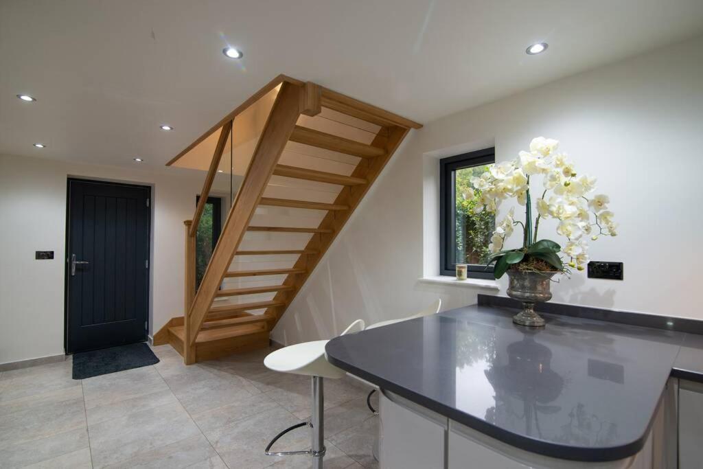 Villa Luxury Coach House Next To Woodland In Knutsford Extérieur photo