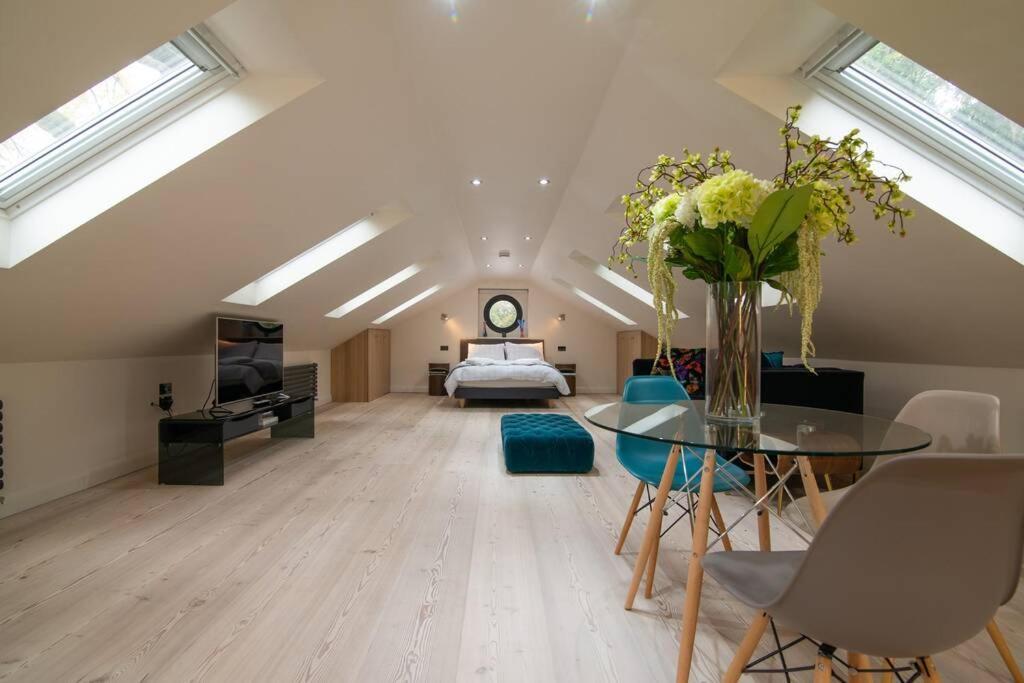Villa Luxury Coach House Next To Woodland In Knutsford Extérieur photo