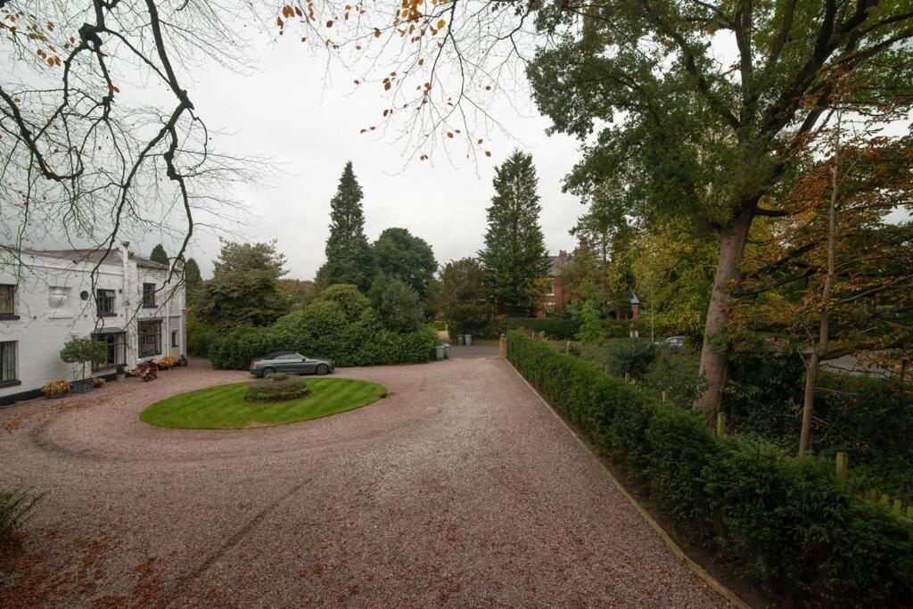 Villa Luxury Coach House Next To Woodland In Knutsford Extérieur photo