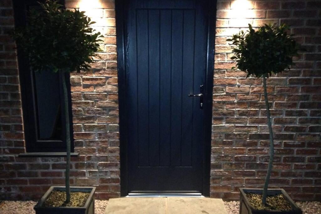 Villa Luxury Coach House Next To Woodland In Knutsford Extérieur photo