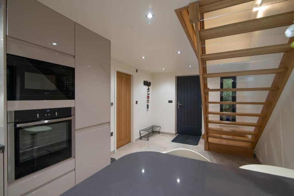 Villa Luxury Coach House Next To Woodland In Knutsford Extérieur photo