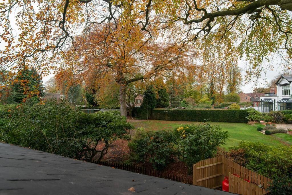 Villa Luxury Coach House Next To Woodland In Knutsford Extérieur photo