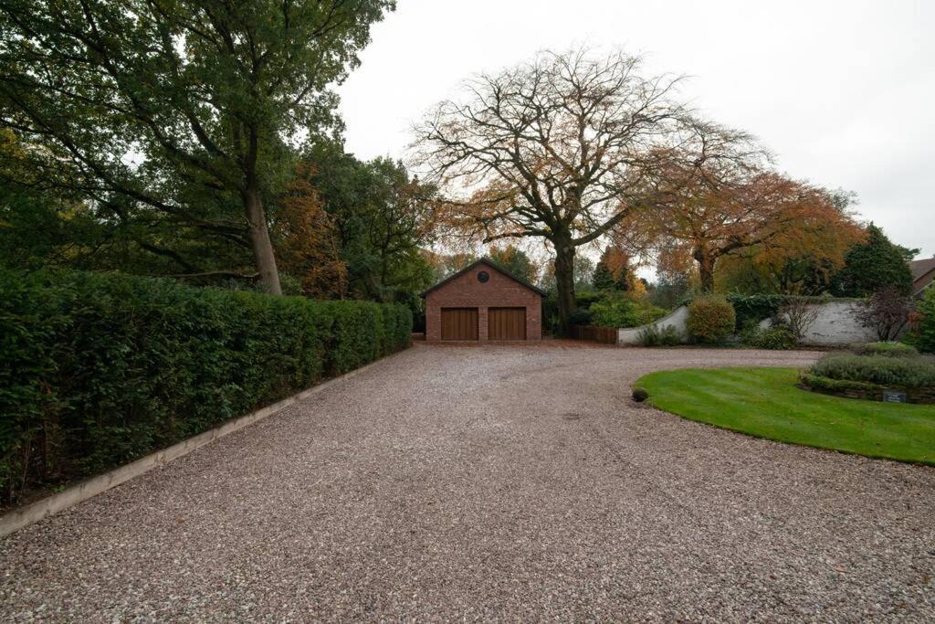 Villa Luxury Coach House Next To Woodland In Knutsford Extérieur photo