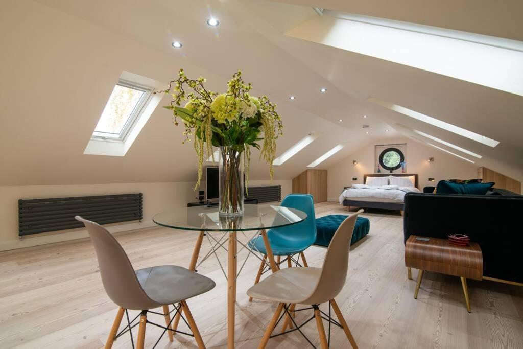 Villa Luxury Coach House Next To Woodland In Knutsford Extérieur photo