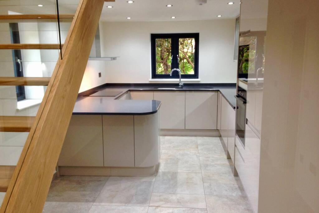 Villa Luxury Coach House Next To Woodland In Knutsford Extérieur photo