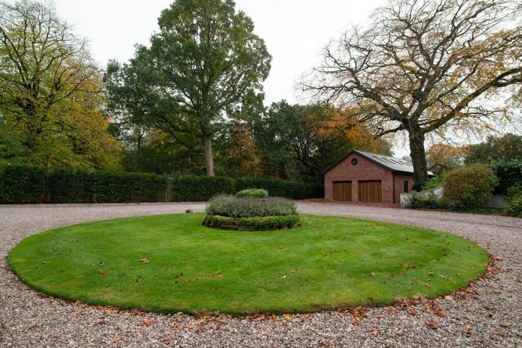 Villa Luxury Coach House Next To Woodland In Knutsford Extérieur photo