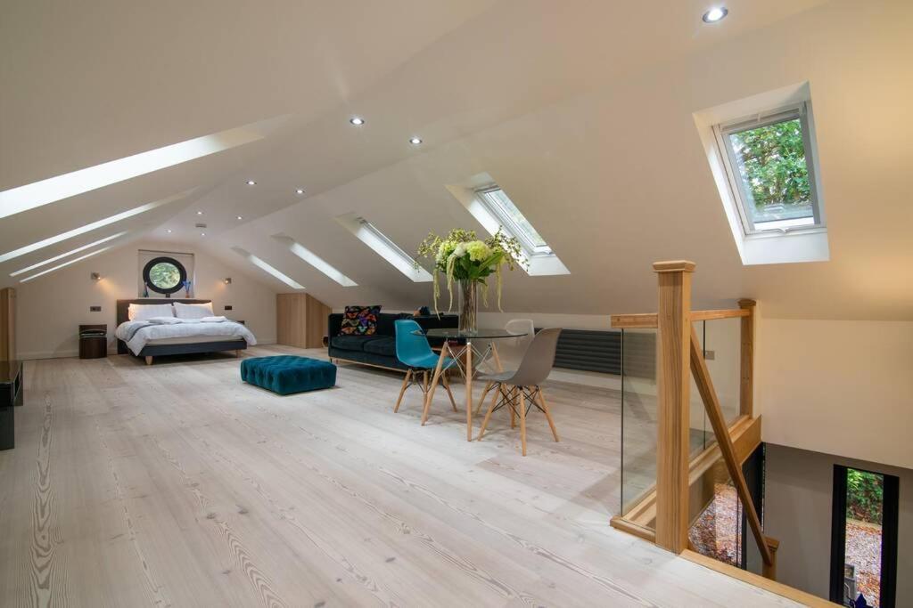 Villa Luxury Coach House Next To Woodland In Knutsford Extérieur photo