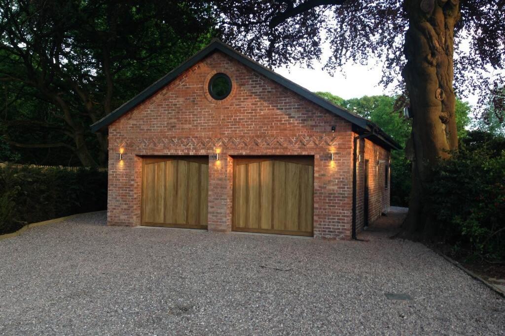 Villa Luxury Coach House Next To Woodland In Knutsford Extérieur photo