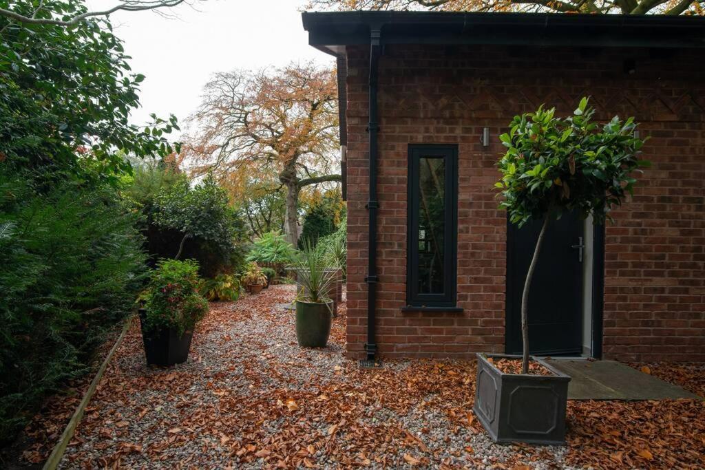 Villa Luxury Coach House Next To Woodland In Knutsford Extérieur photo