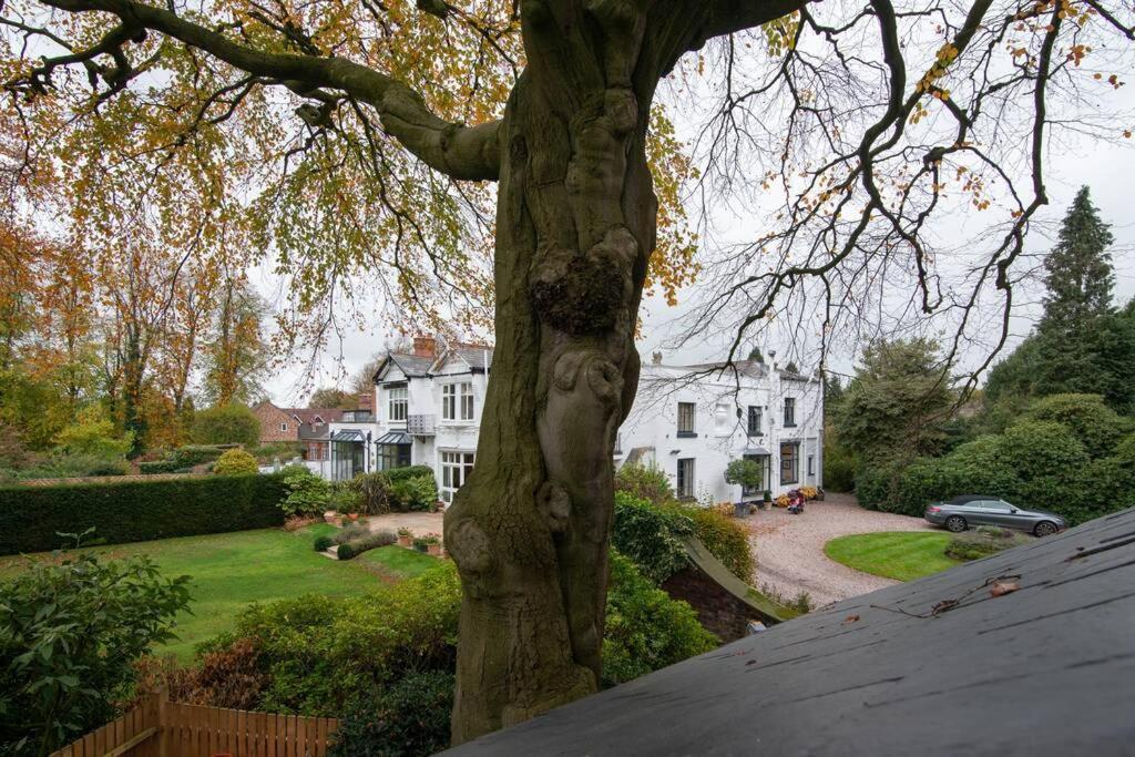 Villa Luxury Coach House Next To Woodland In Knutsford Extérieur photo